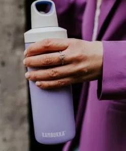 Nieuw 🛒 Kambukka Reno Geïsoleerde Drinkfles 500 ML - Digital Lavender Met Draaidop ⭐ -Kamperen-outdoor Verkoopwinkel 420x840 5