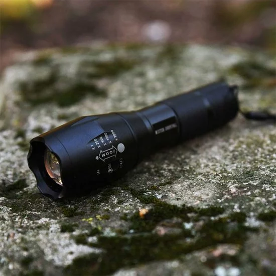 Beste Pirce π SHOP-STORY Ultra Krachtige Tactische Zaklamp - XML T6 - 13.5 X 3.5 X 3.2 CM - 3 AAA Batterijen Meegeleverd. π 3 Beste Pirce π SHOP-STORY Ultra Krachtige Tactische Zaklamp - XML T6 - 13.5 X 3.5 X 3.2 CM - 3 AAA Batterijen Meegeleverd. π - Afbeelding 3