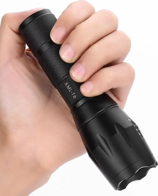 Beste Pirce π SHOP-STORY Ultra Krachtige Tactische Zaklamp - XML T6 - 13.5 X 3.5 X 3.2 CM - 3 AAA Batterijen Meegeleverd. π 1 Beste Pirce π SHOP-STORY Ultra Krachtige Tactische Zaklamp - XML T6 - 13.5 X 3.5 X 3.2 CM - 3 AAA Batterijen Meegeleverd. π